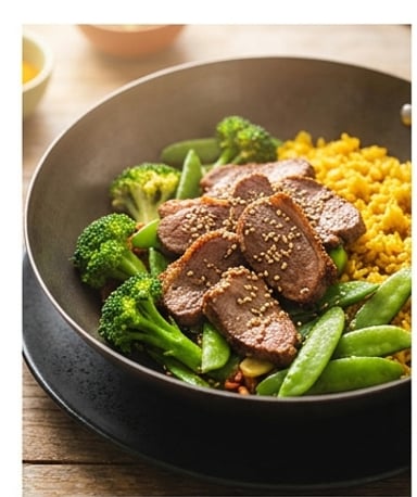 Wok d’agneau croustillant au sésame, riz curcuma et légumes verts